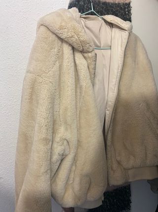 Chaqueta reversible blanca pelo Zara de segunda mano por 50 EUR en Madrid  en WALLAPOP