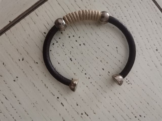 bracciale in pelle e corda con magnete. Govantes