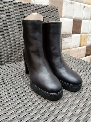 Botines negros piel Unisa de segunda mano por 85 EUR en Murcia en WALLAPOP