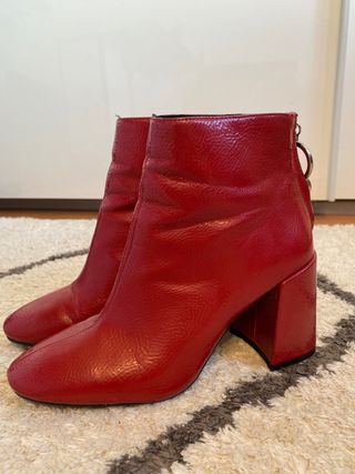 Botines rojos Zara charol 38 de segunda mano por 10 EUR en Girona en  WALLAPOP