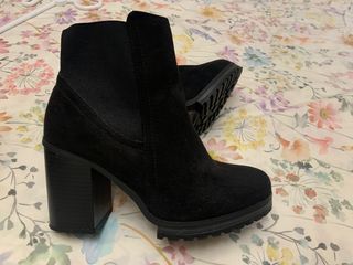Botín negro de tacón de Primark de segunda mano por 10 EUR en León en  WALLAPOP