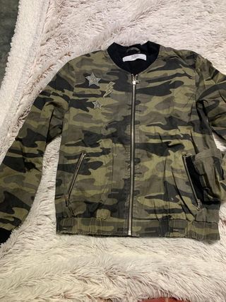 Bomber camuflaje mujer Zara de segunda mano por 10 EUR en Alcalá de Henares  en WALLAPOP