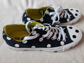 Zapatillas de lunares Converse All Star de segunda mano por 40 EUR en  Madrid en WALLAPOP
