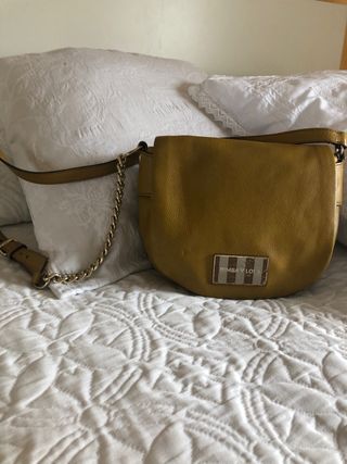 Bolso Bimba y Lola piel mostaza de segunda mano por 10 EUR en Madrid en  WALLAPOP