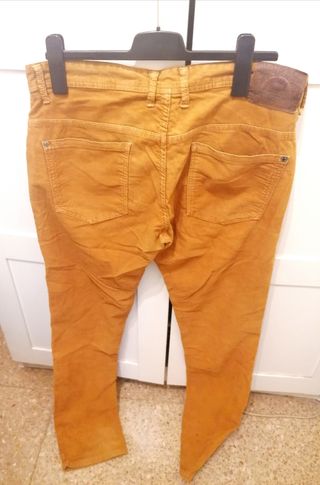 Pantalón largo pana hombre marrón Zara talla 44 de segunda mano por 5 EUR  en Sabadell en WALLAPOP