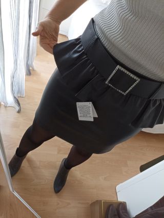 Minifalda polipiel negra Zara con etiqueta de segunda mano por 15 EUR en  Motril en WALLAPOP