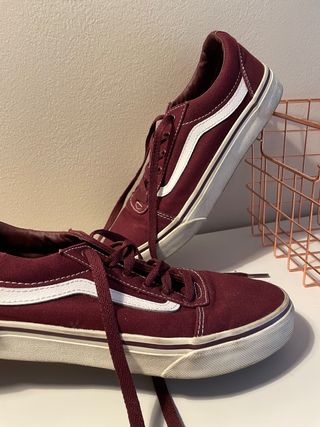 Zapatillas Vans granate de segunda mano por 25 EUR en Las Rozas de Madrid  en WALLAPOP