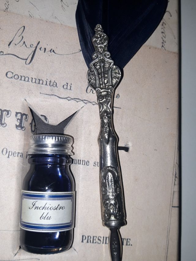Pluma antigua y tintero