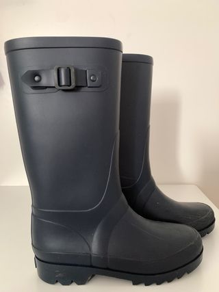 Botas de agua niña. Talla 35. de segunda mano por 15 EUR en Madrid en  WALLAPOP
