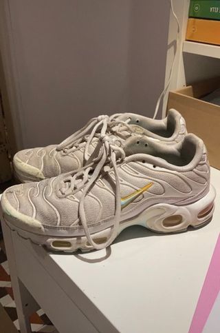 Nike tn blancas azules y amarillas de segunda mano por 95 EUR en Barcelona  en WALLAPOP