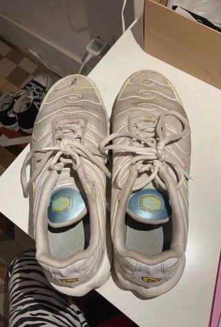 Nike tn blancas azules y amarillas de segunda mano por 95 EUR en Barcelona  en WALLAPOP