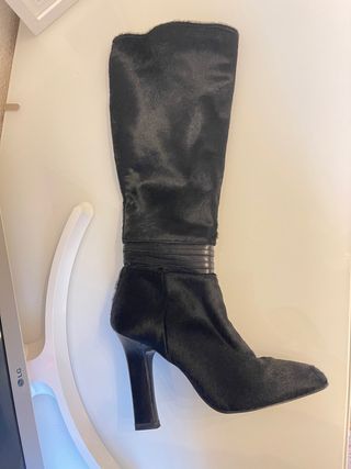 Botas altas mujer de pelo de segunda mano por 30 EUR en Madrid en WALLAPOP