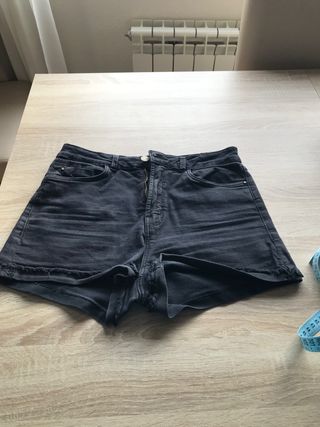 Vaqueros cortos Bershka de segunda mano por 5 EUR en Cáceres en WALLAPOP