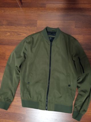 Cazador tipo bomber fina de segunda mano por 12 EUR en Samano en WALLAPOP
