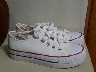 Tipo converse blancas de segunda mano por 15 EUR en Vilagarcía de Arousa en  WALLAPOP