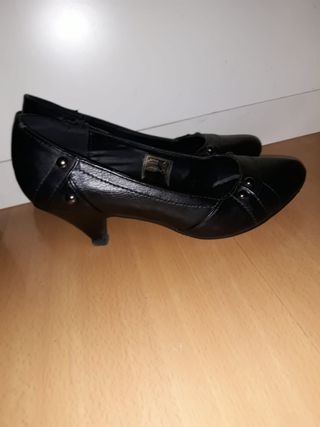 Zapatos Número 35 de segunda mano por 2 EUR en Valdemoro en WALLAPOP
