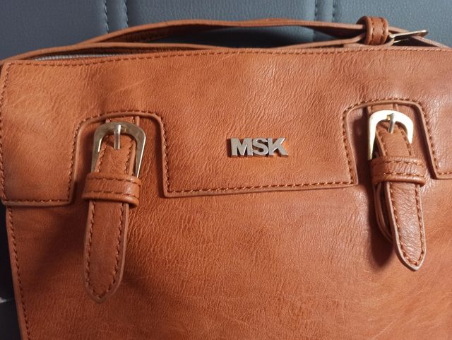 Bolso color tierra con hebillas doradas