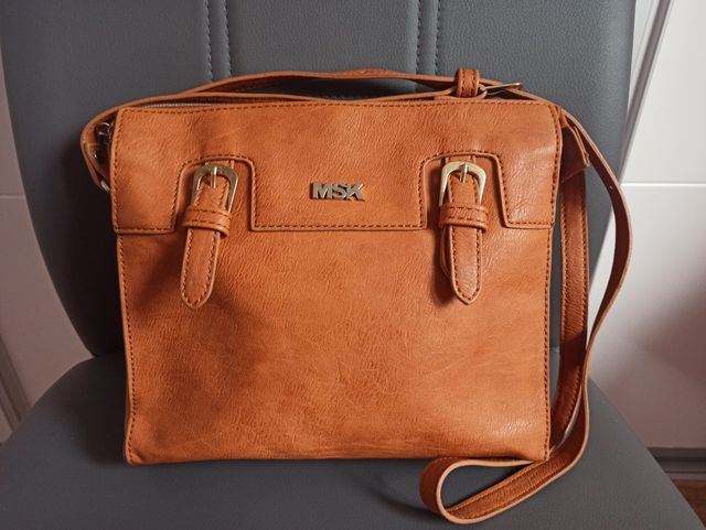 Bolso color tierra con hebillas doradas