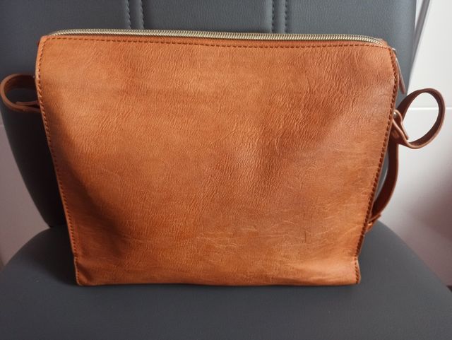 Bolso color tierra con hebillas doradas