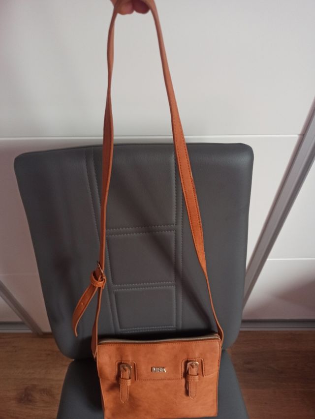 Bolso color tierra con hebillas doradas