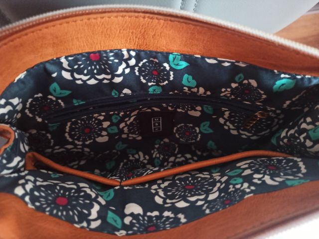 Bolso color tierra con hebillas doradas