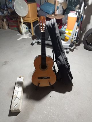 Guitarra española funda atril y pies de guitarra de segunda mano por 150  EUR en Betanzos en WALLAPOP
