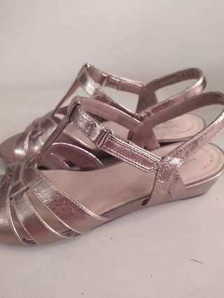 Sandalias de tiras con cuña color dorado clarks 38 de segunda mano por 38,5  EUR en Almería en WALLAPOP