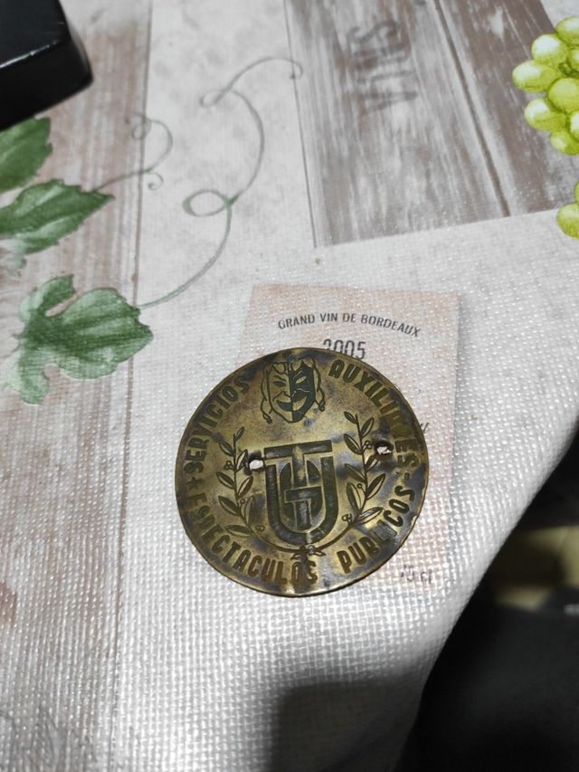 vieja plaquita metálica servicios auxiliares publi