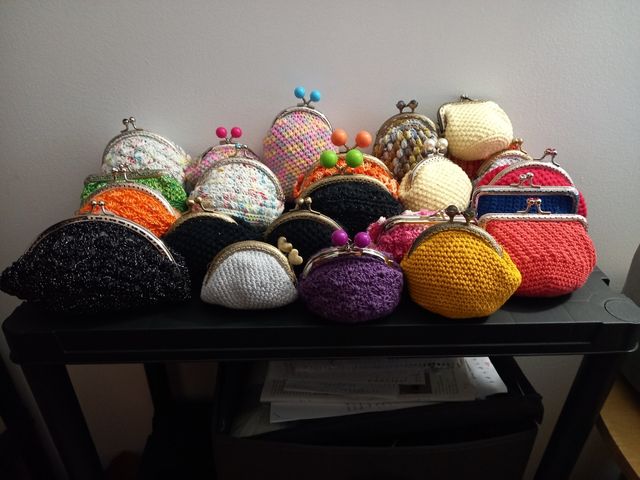 Monederos y peluches echos a mano