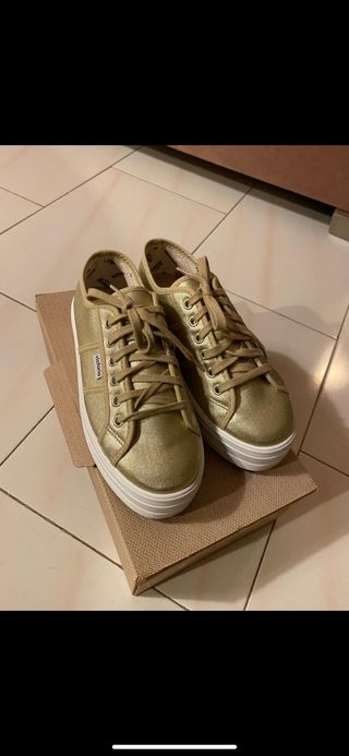 Zapatillas Victoria doradas con plataforma de segunda mano por 35 EUR en  Collado Mediano en WALLAPOP
