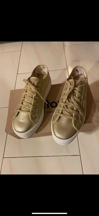 Zapatillas Victoria doradas con plataforma de segunda mano por 35 EUR en  Collado Mediano en WALLAPOP