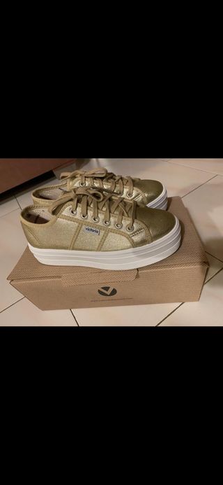 Zapatillas Victoria doradas con plataforma de segunda mano por 35 EUR en  Collado Mediano en WALLAPOP