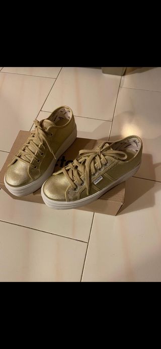 Zapatillas Victoria doradas con plataforma de segunda mano por 35 EUR en  Collado Mediano en WALLAPOP