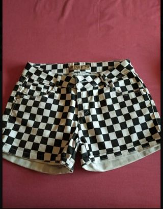 Shorts \\/ Pantalones cortos cuadros de segunda mano por 5 EUR en Zaragoza  en WALLAPOP