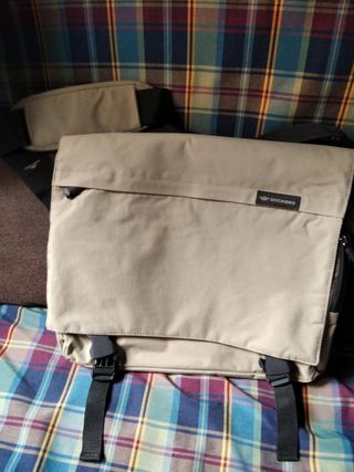 Bandolera de hombre marca Dockers de segunda mano por 10 EUR en Barcelona  en WALLAPOP