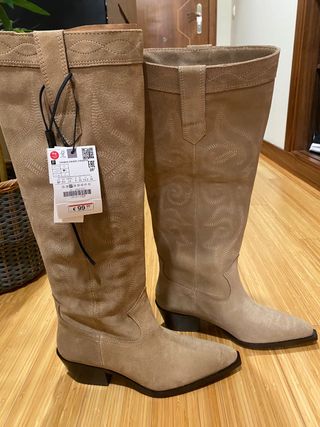 Botas Zara nuevas con etiquetas de segunda mano por 55 EUR en Corredoria en  WALLAPOP