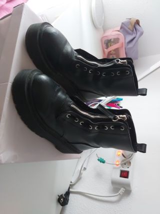 Botas militares con cremallera delantera. de segunda mano por 25 EUR en  Ciudad Real en WALLAPOP