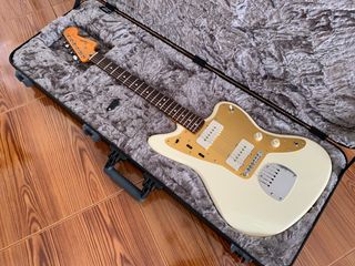 Guitarra Squier J Mascis Jazzmaster Fender de segunda mano por 475 EUR en  Avilés en WALLAPOP