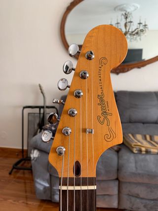 Guitarra Squier J Mascis Jazzmaster Fender de segunda mano por 475 EUR en  Avilés en WALLAPOP