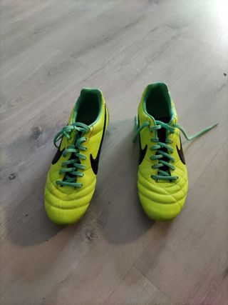 Botas de fútbol Nike tiempo n: 41 de segunda mano por 50 EUR en Cornellà de  Llobregat en WALLAPOP