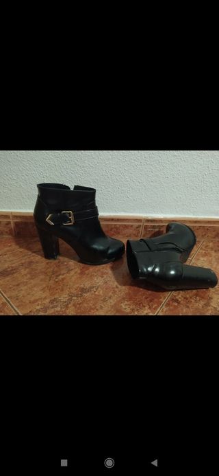 BOTINES NEGROS PULL \u0026amp; BEAR de segunda mano por 6 EUR en Mula en WALLAPOP