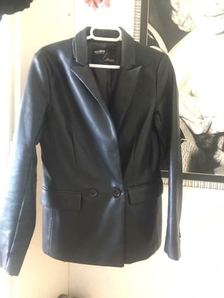 Blazer efecto piel talla xs pull \u0026amp; bear de segunda mano por 25 EUR en  Sarria en WALLAPOP