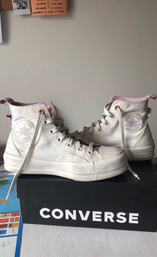 Converse blancas y lilas edición especial de segunda mano por 70 EUR en  Pantoja en WALLAPOP