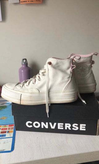 Converse blancas y lilas edición especial de segunda mano por 70 EUR en  Pantoja en WALLAPOP