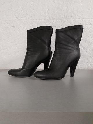 Botines piel negros tacón Botticelli de segunda mano por 28 EUR en Madrid  en WALLAPOP