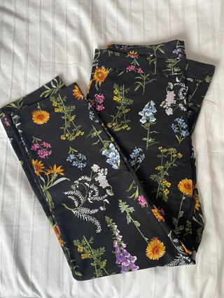 Pantalón negro estampado flores Stradivarius de segunda mano por 5 EUR en  Madrid en WALLAPOP