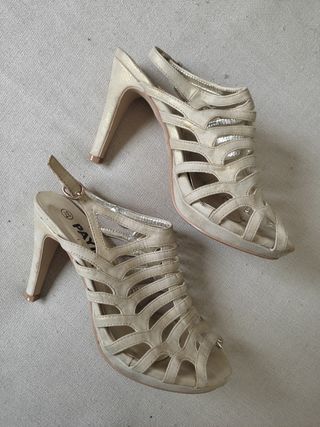 Tacones dorados marypaz de segunda mano por 15 EUR en El Puerto de Santa  María en WALLAPOP