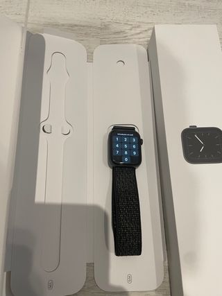 Apple watch serie 5 de segunda mano por 200 EUR en Badalona en WALLAPOP