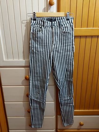 Pantalones de rayas Stradivarius de segunda mano por 6 EUR en Maliaño en  WALLAPOP