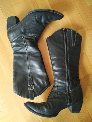 Botas altas de mujer de segunda mano por 6 EUR en Huesca en WALLAPOP
